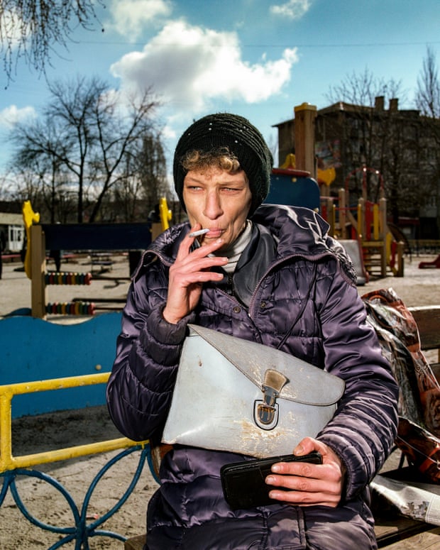 'Bir görevdeymiş gibi hissettim' … Doğu Ukrayna, Myrnohrad'da Bir Bankta Sigara İçen Kadın. Fotoğraf: Mark Neville
