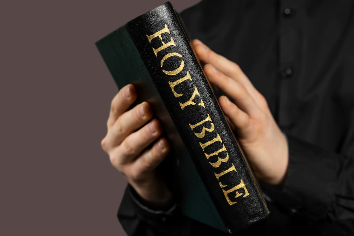close-up-pastor-praying-with-bible-23-2149300856-001.webp