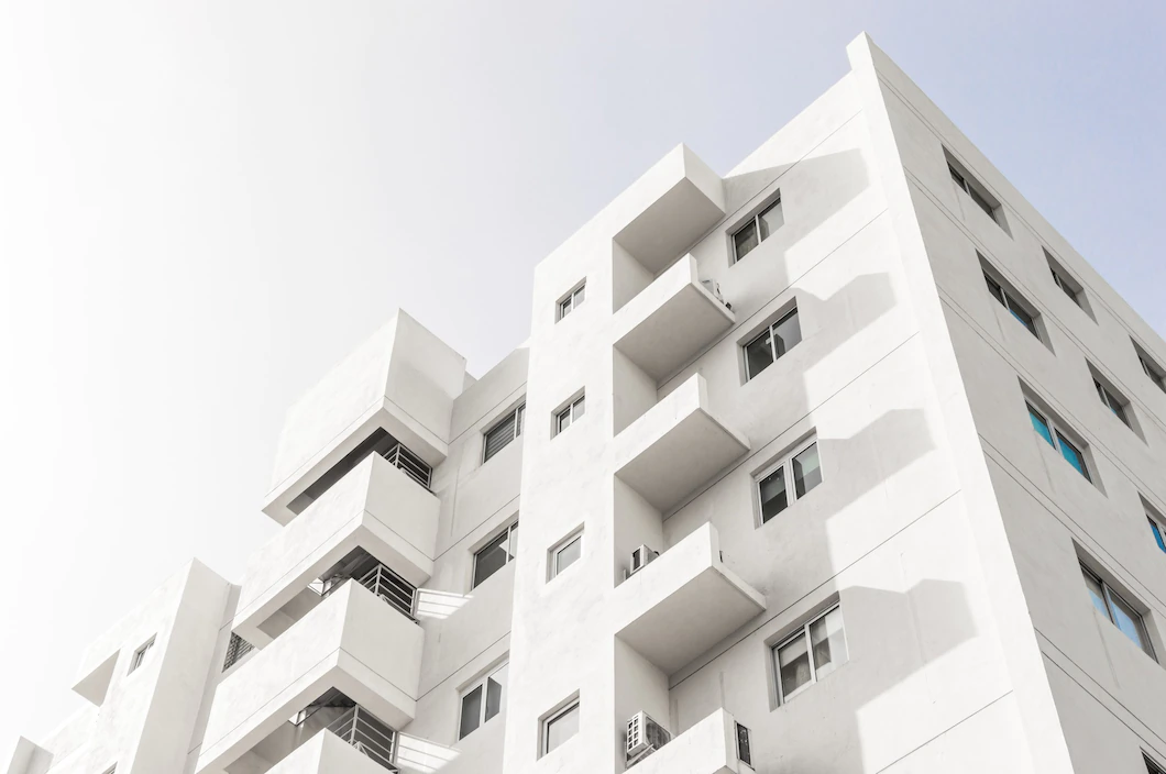 low-angle-shot-facade-white-modern-building-blue-clear-sky-181624-48219.webp