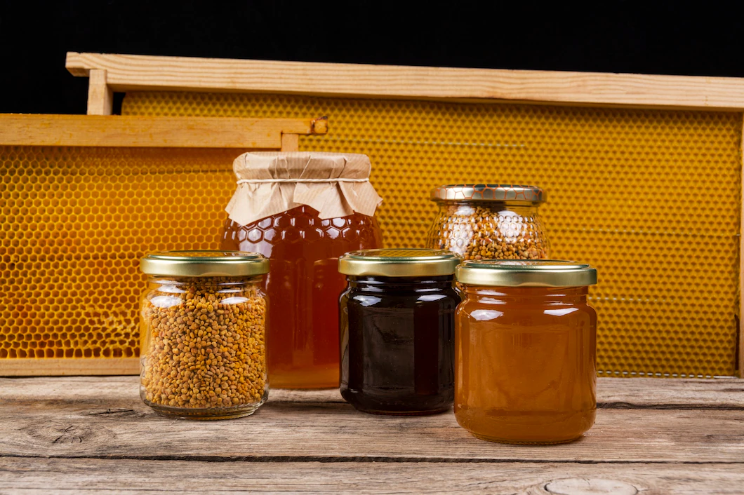 honey-jars-with-honeycomb-95678-373.webp