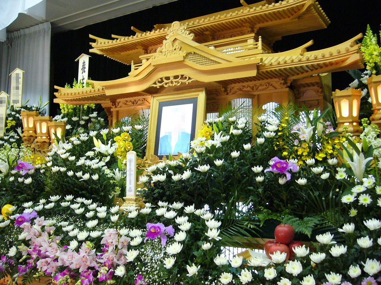 1280px-the-altar-of-the-japanese-buddhism-style-funeralsaidanjapan.jpg