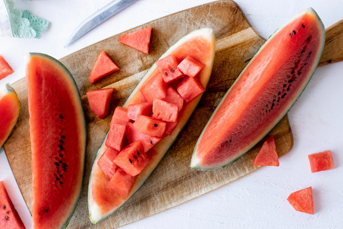 sliced-watermelon-white-table-53876-98291.webp