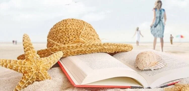 tatilde-okunabilecek-en-iyi-kitaplar.webp