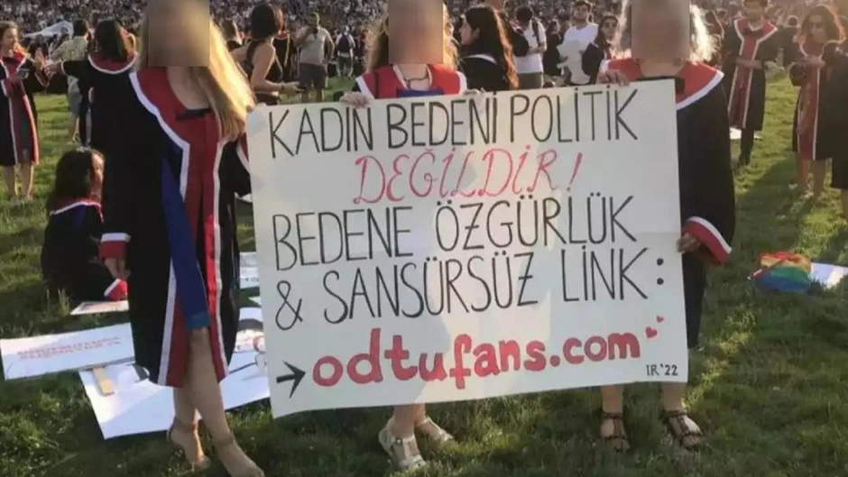 odtu-mezuniyet-toreninde-odtufans-pankarti-odtufans-kizlari-ortaya-cikti-klcs.webp