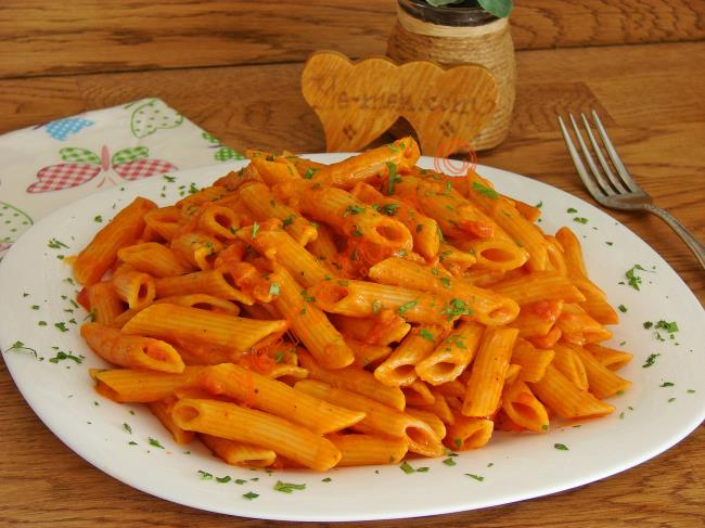 kremali-domatesli-demleme-makarna-resimli-yemek-tarifi12.jpg