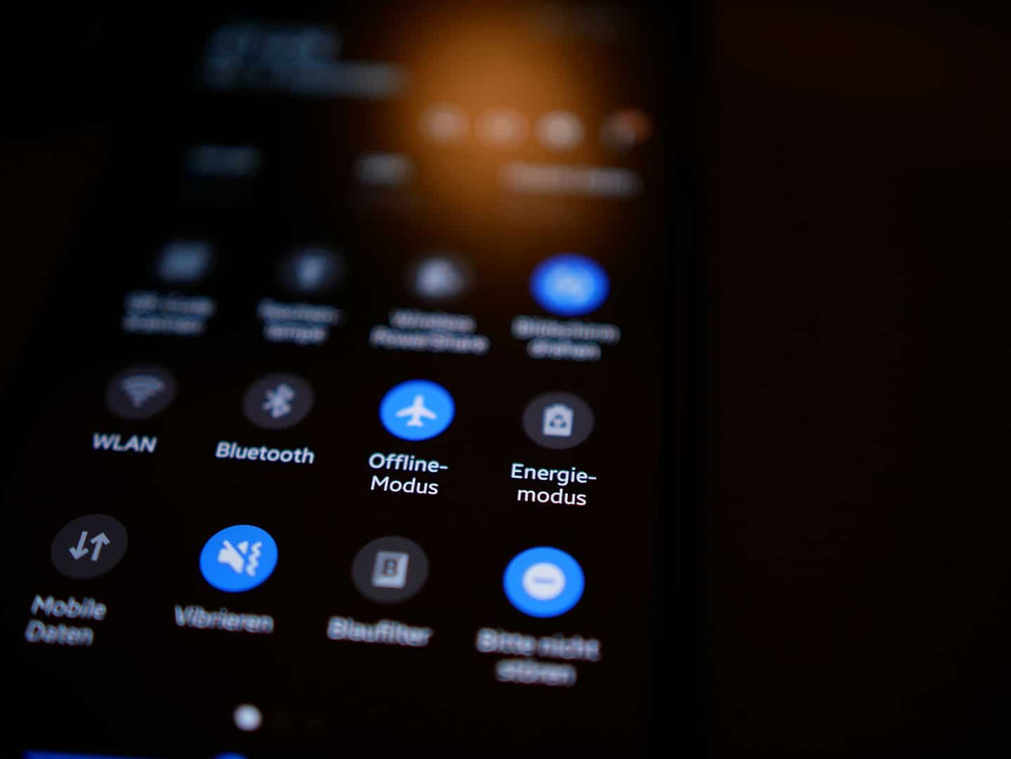 phone-dark-mode.jpg
