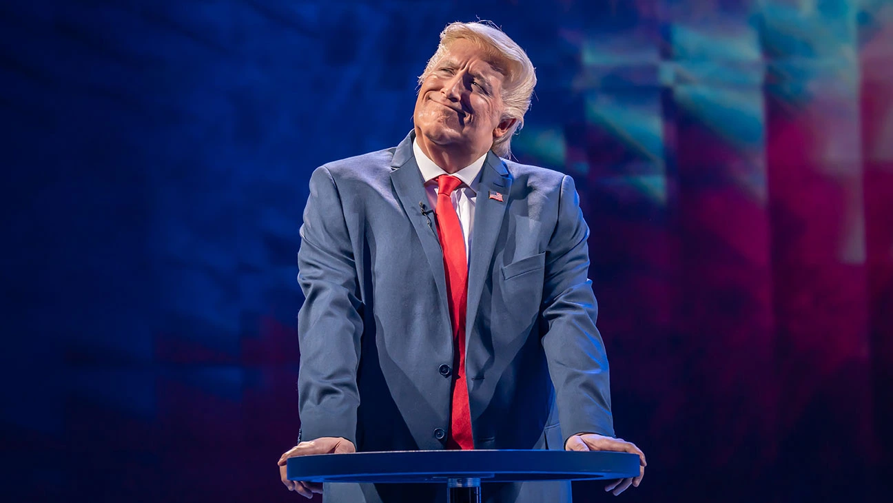 bertie-carvel-donald-trump-in-the-47th-at-the-old-vic-photo-by-marc-brenner-h-2022.webp