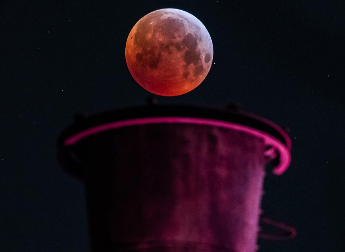 blood-moon-6-gettyimages-1085779554.jpg