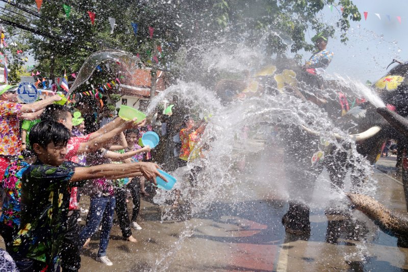 2018-04-11t064722z-111954938-rc1af67330c0-rtrmadp-3-thailand-festival-water.jpg