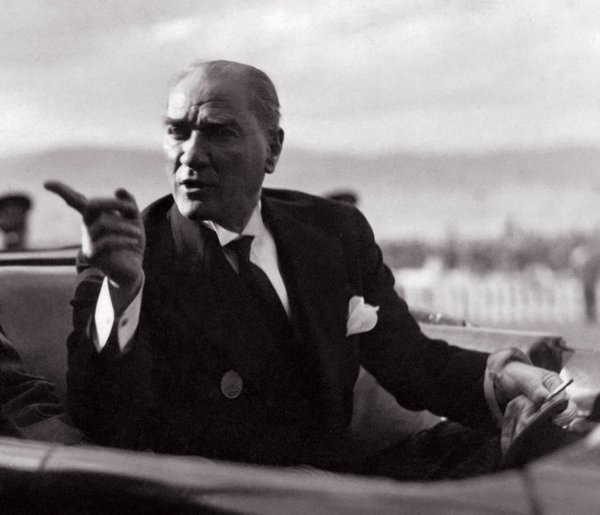 0x0-ataturk-fotograflari-bilinmeyen-karelerden-derlendi-iste-29-ekim-cumhuriyet-bayrami-turk-bayragi-resmi-ve-must-1666943448197.jpg