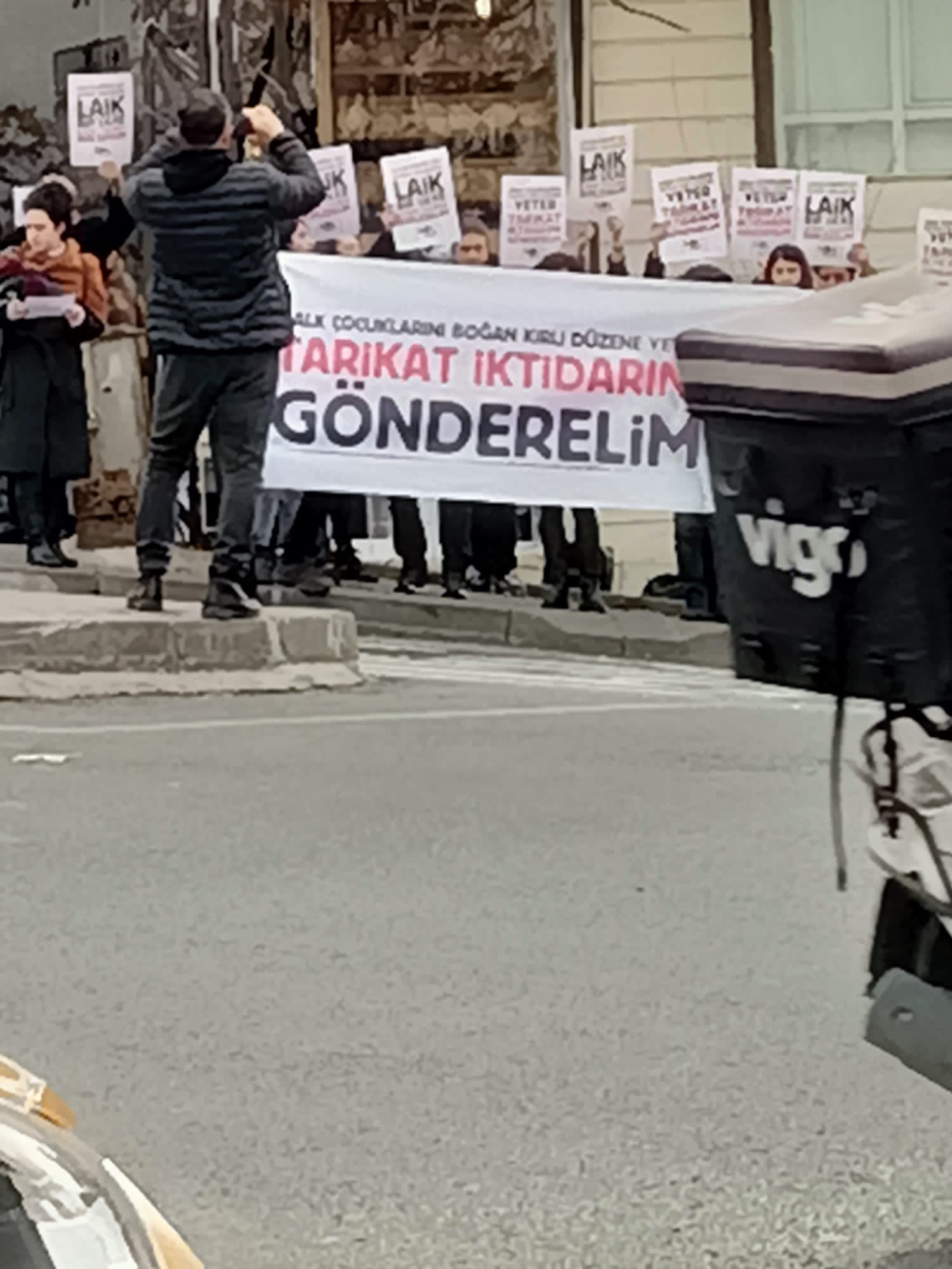 r.jpg