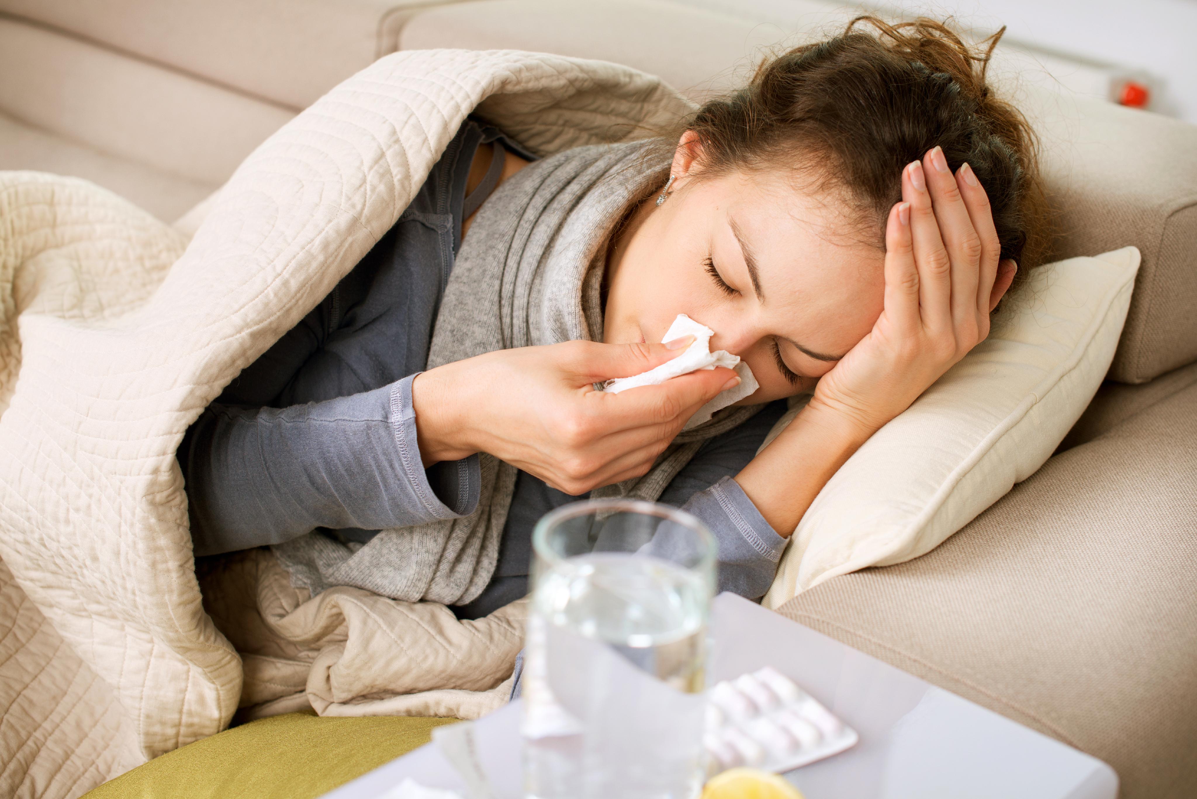 Что делать если часто болеешь простудными заболеваниями. Человек болеет. Простуда. Простудные заболевания. Человек больной гриппом.