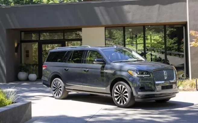 2023-lincoln-navigator.webp