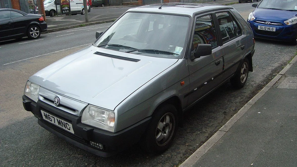 skoda-favorit-1-3-black-line.webp