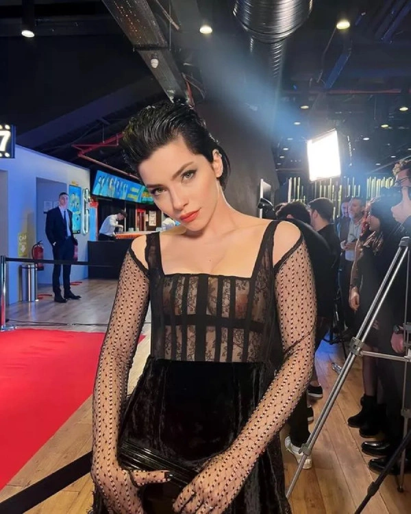 merve-bolugur-nt0t.webp
