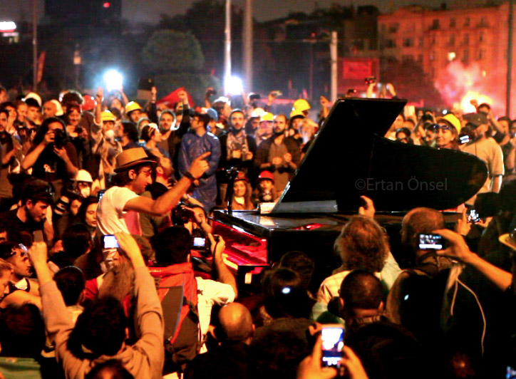 taksim-aniti-piyano-dinletisi-a9adf879-724x532-original.jpg