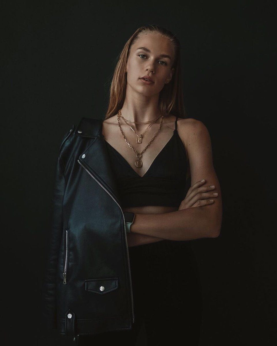 fhmnt9vvgaacfal-wmgu.jpg