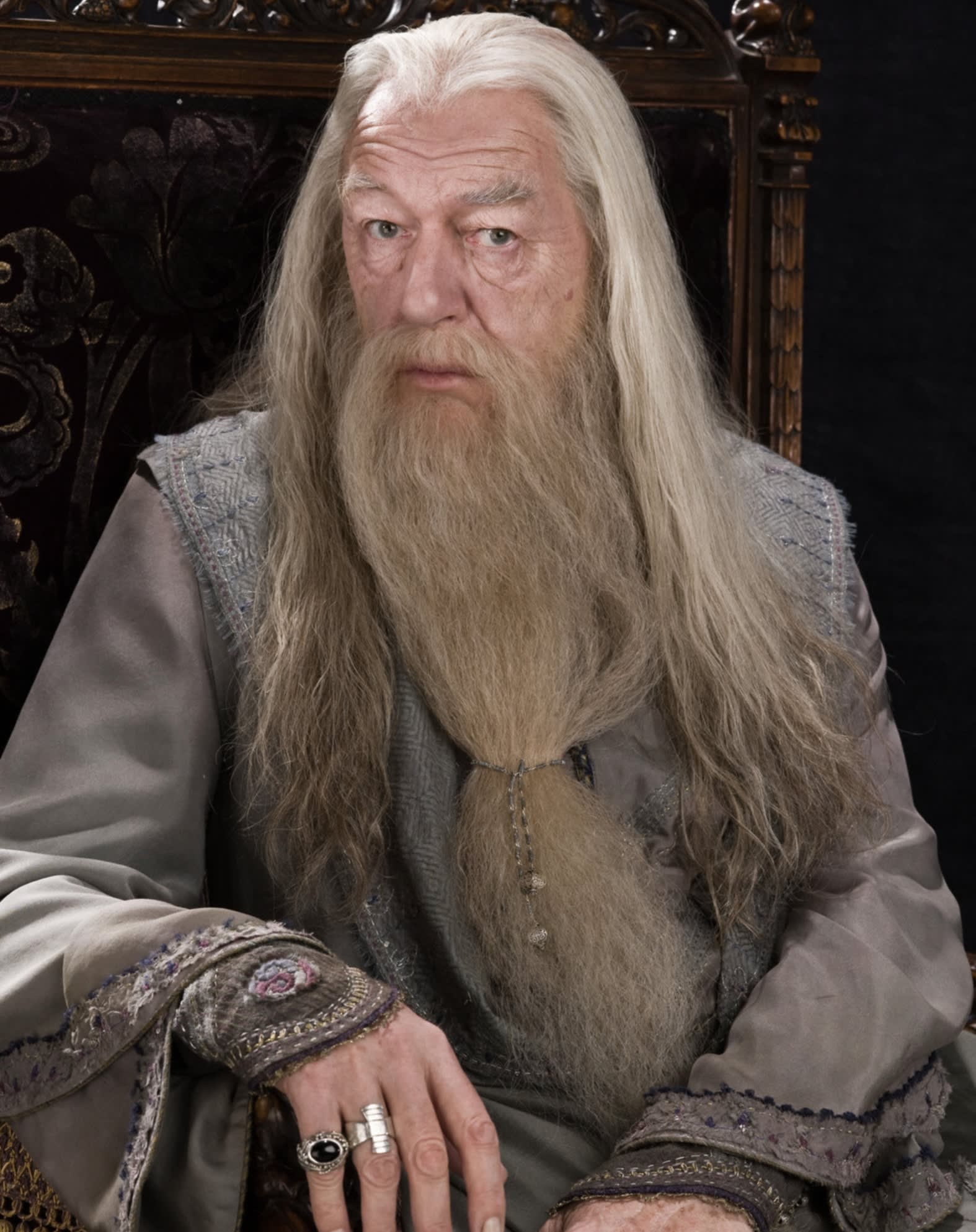 albusdumbledore-wb-f6-dumbledoresittinginchair-promo-080615-port.jpg