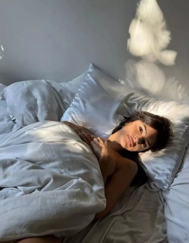 emily-ratajkowski-1-omnj-001.webp
