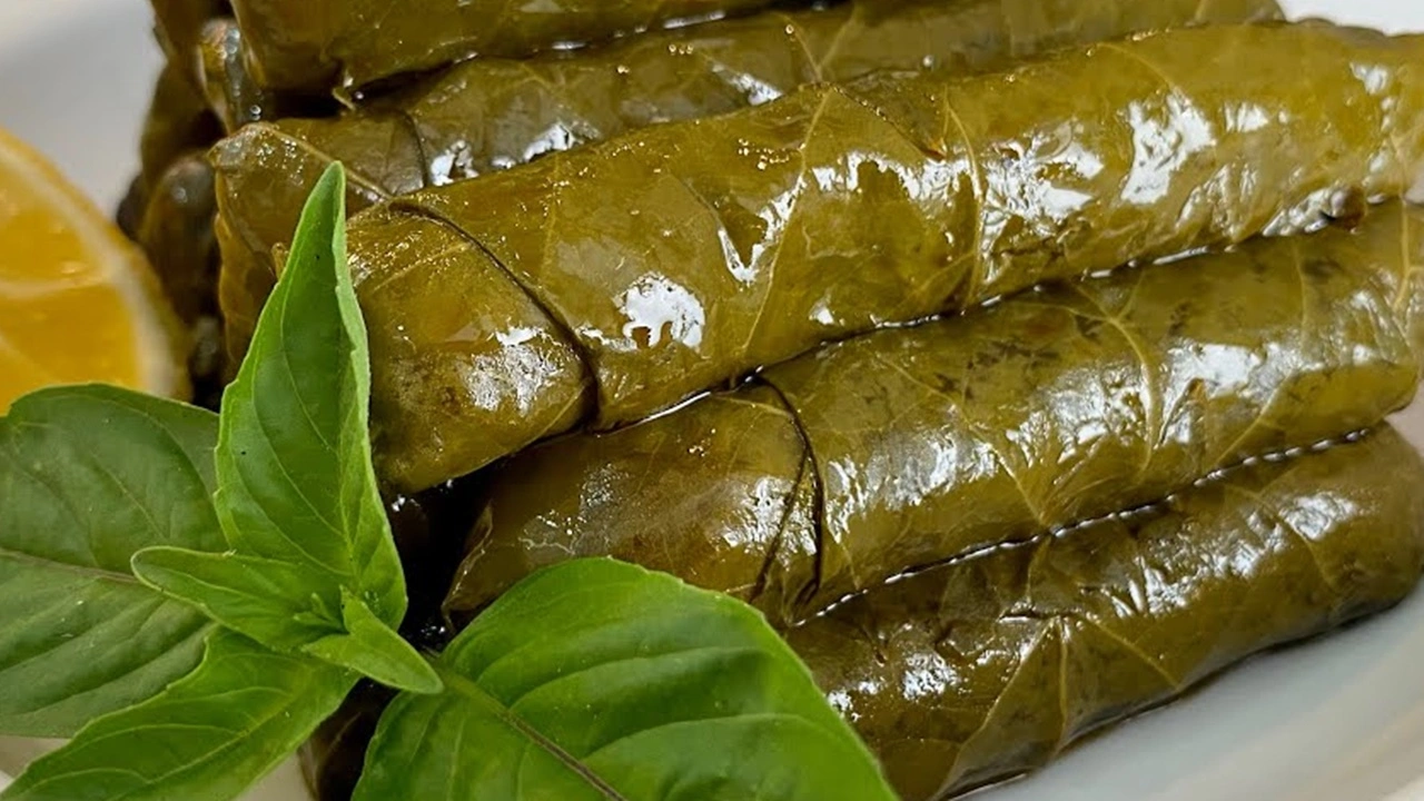 yaprak-sarma-pisirirken-bilmeniz-gereken-teknik-icinin-cok-daha-iyi-pismesini-sagliyor-8djd.webp