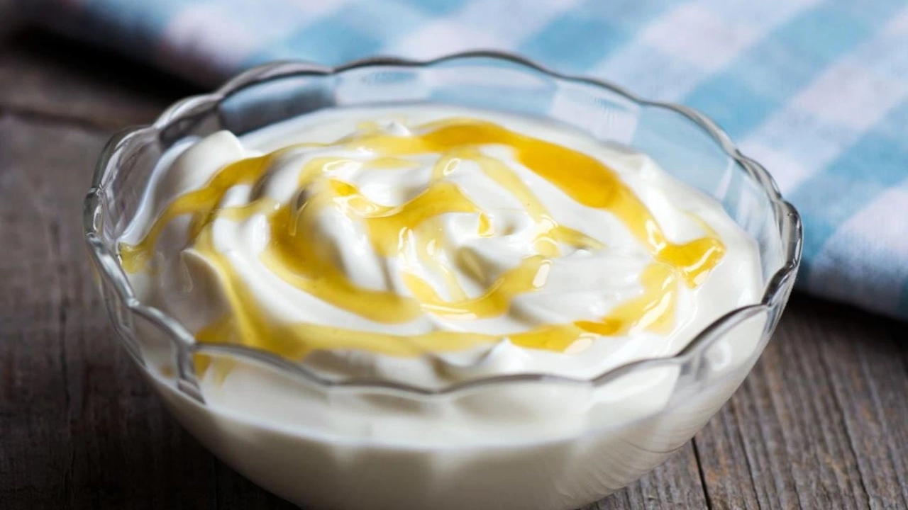 yogurt-ve-zeytinyagli-kombinasyonunun-sagliga-katkilari-iste-inanilmaz-faydalari-1.webp
