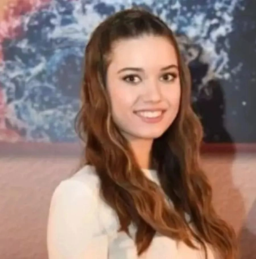 afra-saracoglu-estetiksiz-r6f0-smrz.webp
