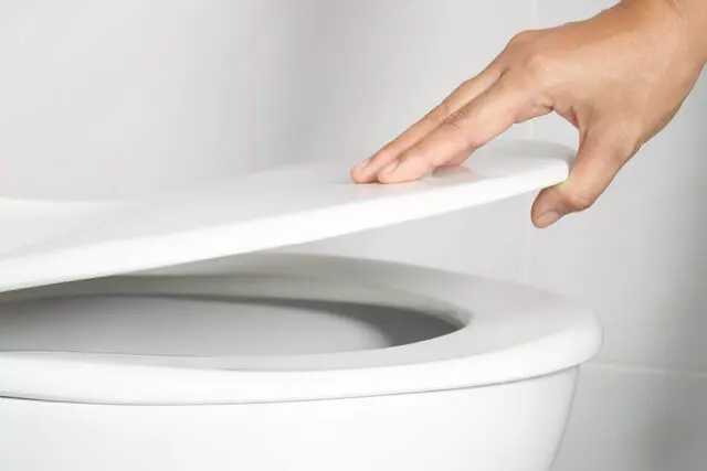 klozet-kapagi-kapatilir-mi-klozet-kapagi-acik-sifon-cekersem-ne-olur-2.webp