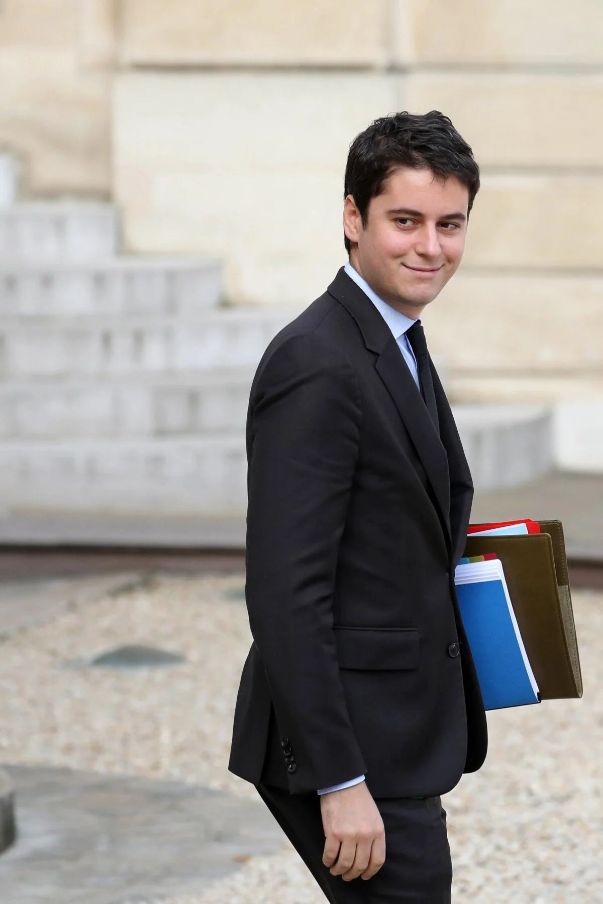 4742552-gabriel-attal-secretaire-d-etat-aupres-1200x0-3.webp