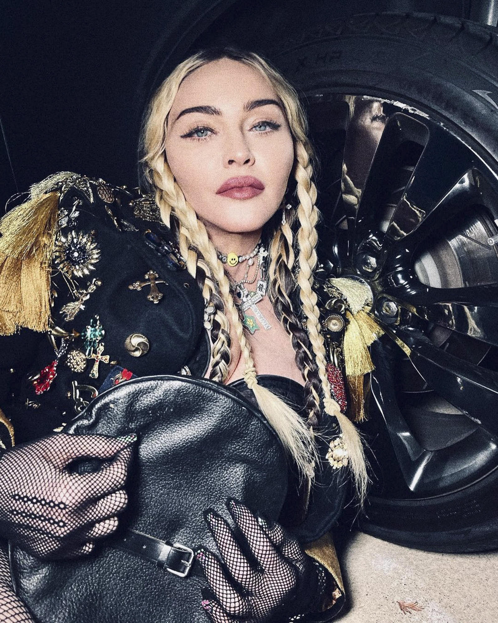 finally-enough-love-is-een-treffende-titel-voor-madonna-die-al-vier-decennia-lang-om-uw-liefde-bedelt.jpg