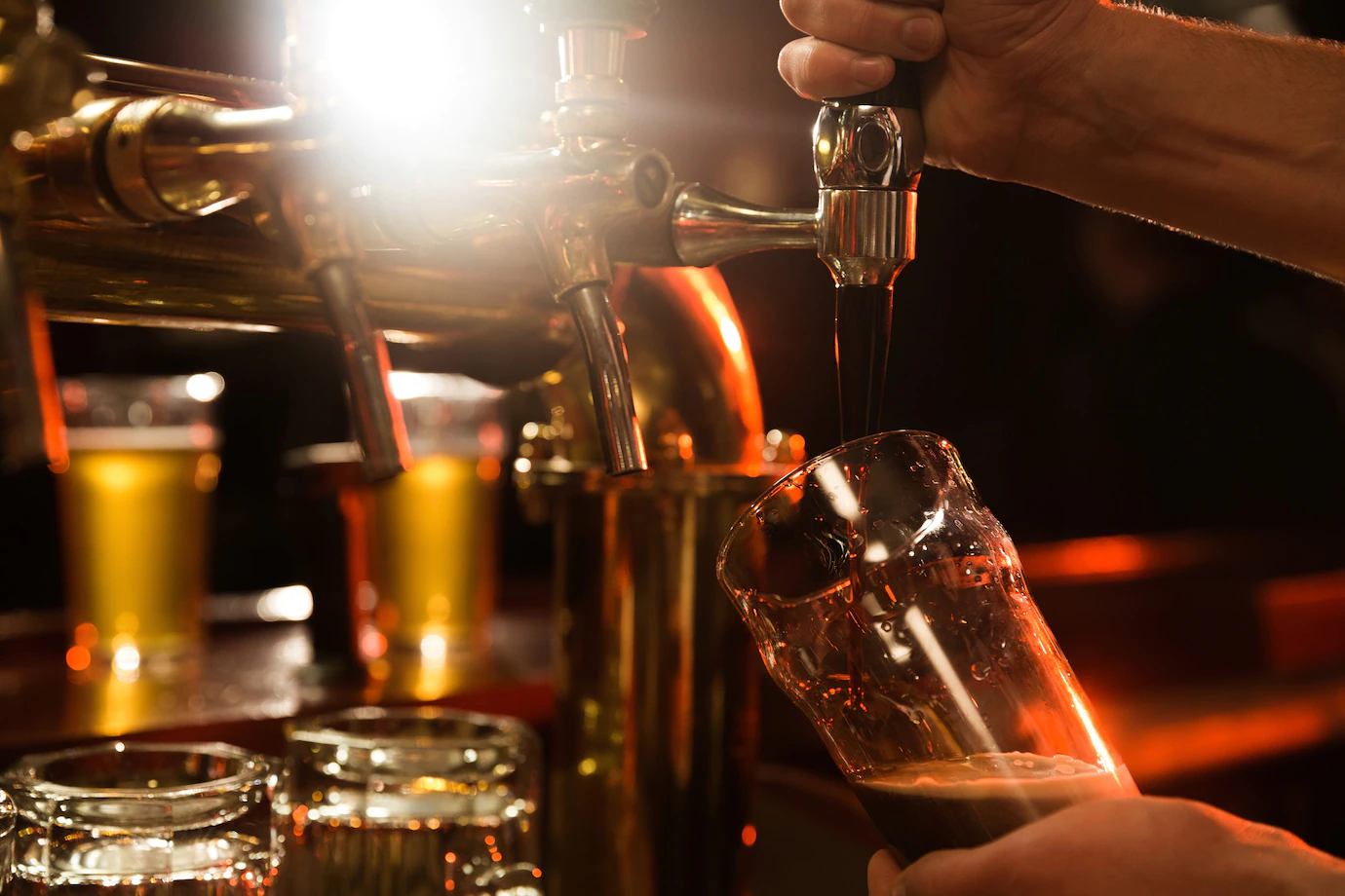 close-up-bartender-pouring-beer-171337-13762.webp