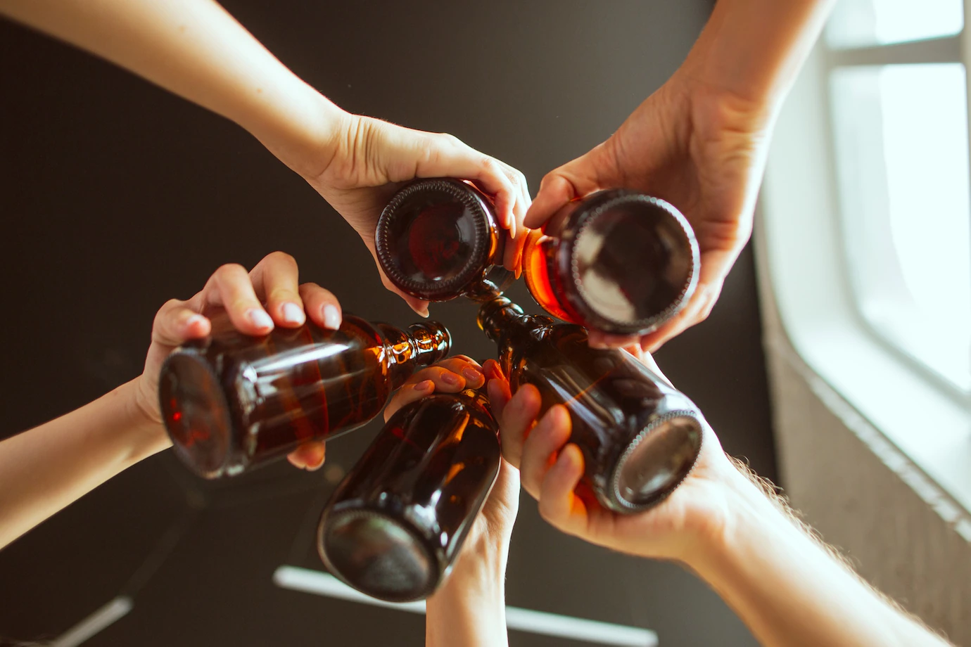 close-up-clinking-young-group-friends-drinking-beer-having-fun-laughing-celebrating-together-155003-16930.webp
