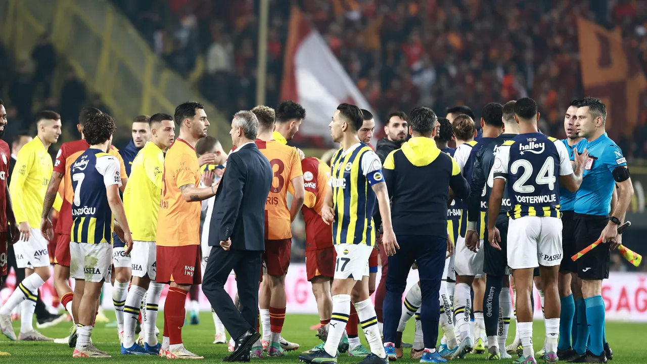 super-kupa-oncesi-istiklal-marsi-ve-ataturk-pankarti-krizi-galatasaray-ve-fenerbahceden-maci-cikmayiz-resti-wud7-jpg.webp