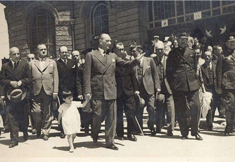 mustafa-kemal-ataturk-ve-cocuklar-1-6452176b14d4e.jpg