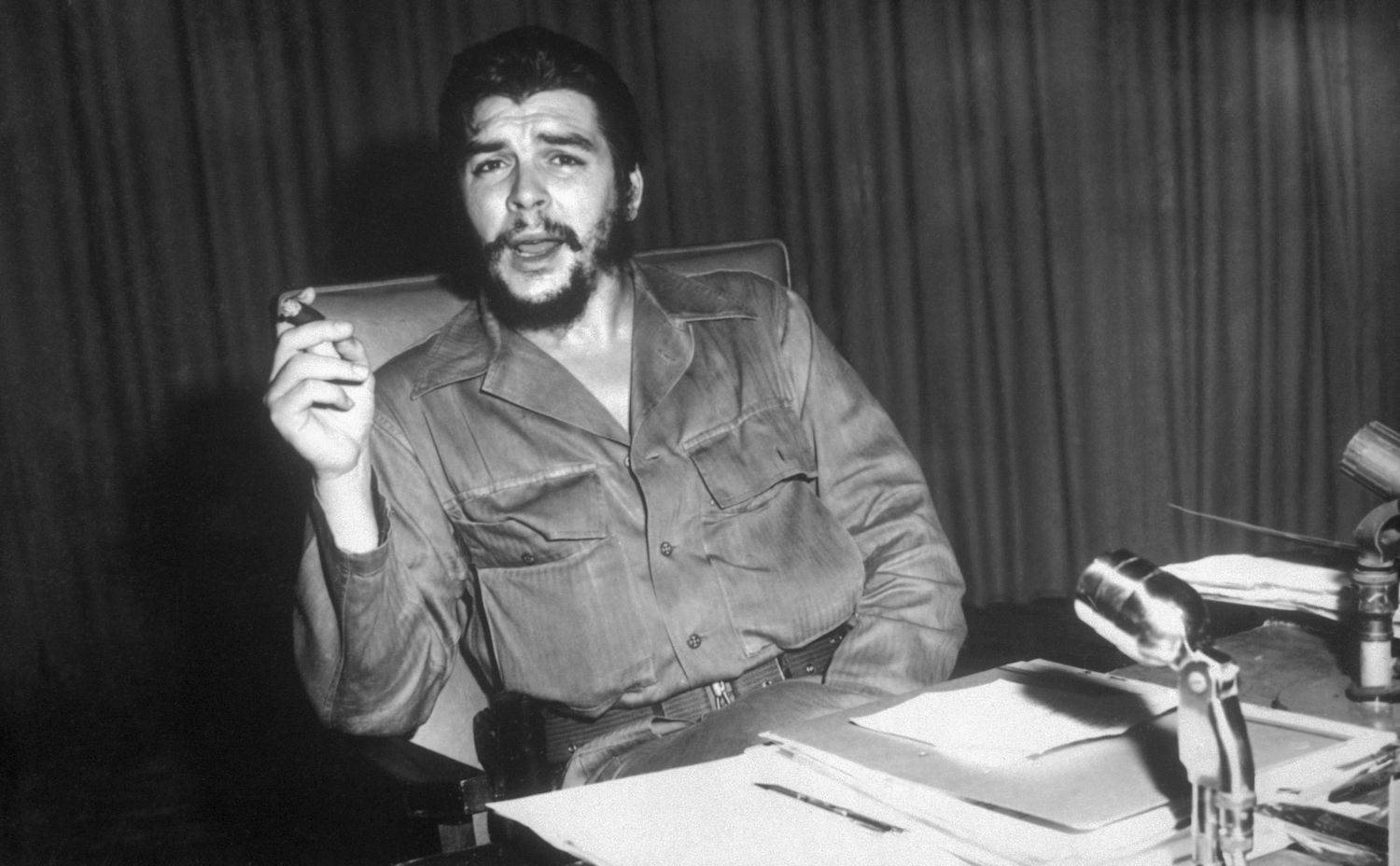 che-guevara-sitting-at-a-desk-515582206-8365f574e8374578bb9430c056a2f741.jpg