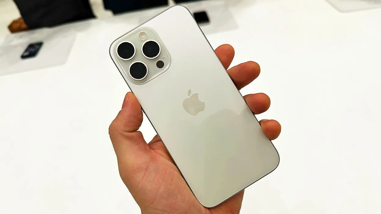 hands-on-with-the-iphone-15-pro-softer-lighter-more-versatil-k16p-1248.webp