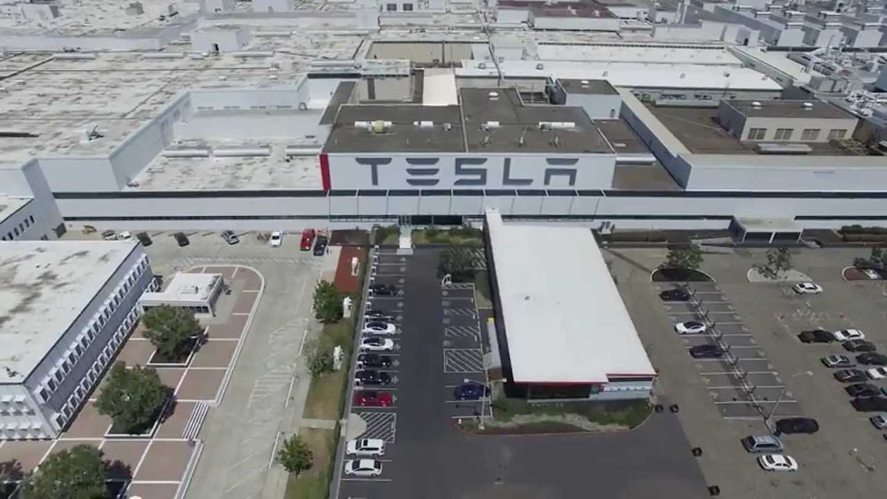 tesla-motors-fremont-fabrikasi-havadan-4k.jpg