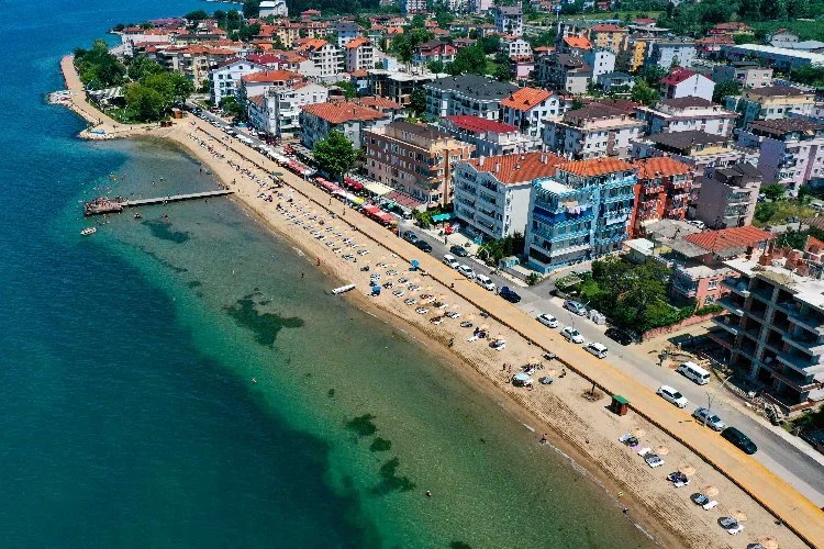 kocaeli-de-bir-plaj-daha-mavi-bayrak-aldi-1687337669-589-x750-1687338143-111-x750.webp