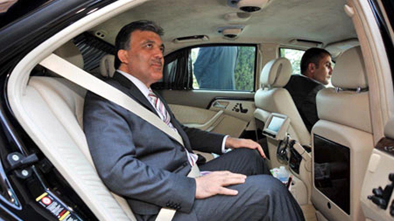 herkes-erdogani-konusuyor-ama-abdullah-gulun-koruma-ordusu-ahmet-necdet-sezeri-19a-katladi-swke.webp