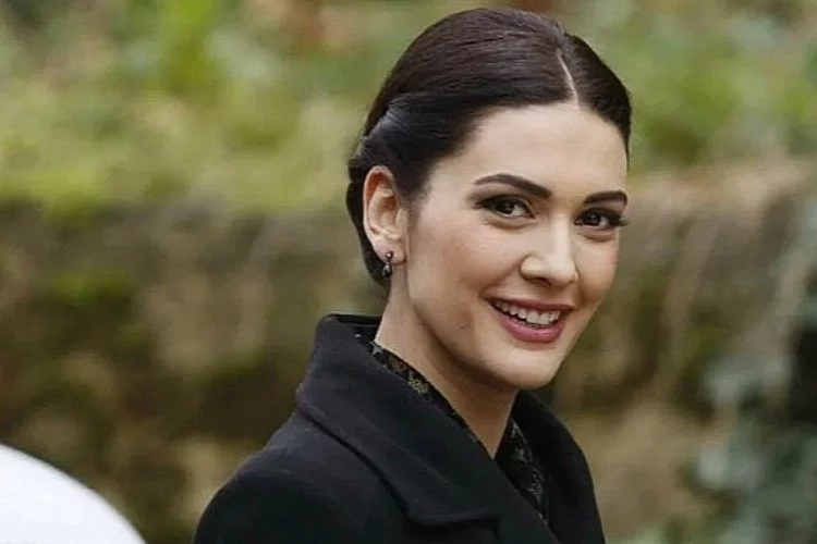 halit-ergenc-in-esi-berguzar-korel-kimdir-berguzar-korel-oynadigi-dizi-ve-filmler-1708785014-458-x750.webp