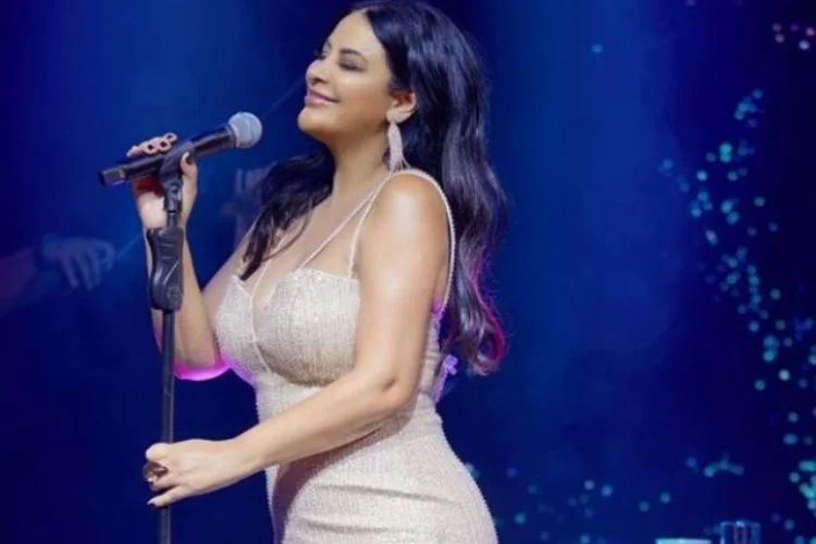 sarkici-zara-nin-sahne-tarzi-cok-konusuldu-1713779709-21-x750.webp