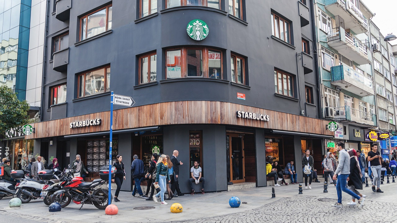 reuters-yazdi-apollo-alshayanin-starbucks-franchiseindan-hisse-almak-icin-gorusuyor-wg4v.jpg