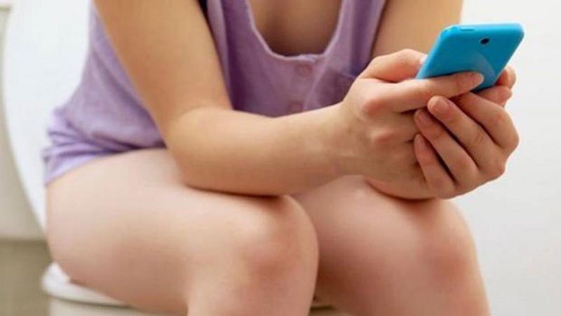tuvalete-cep-telefon-60a63d0ca73b17f5e53a.jpg