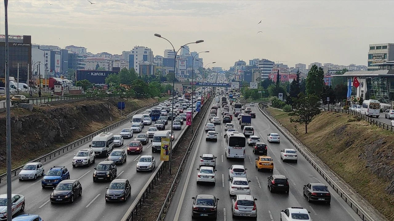 aa-20220516-27873303-27873301-istanbulda-haftanin-ilk-gununde-trafik-yogunlugu-yasaniyor.webp