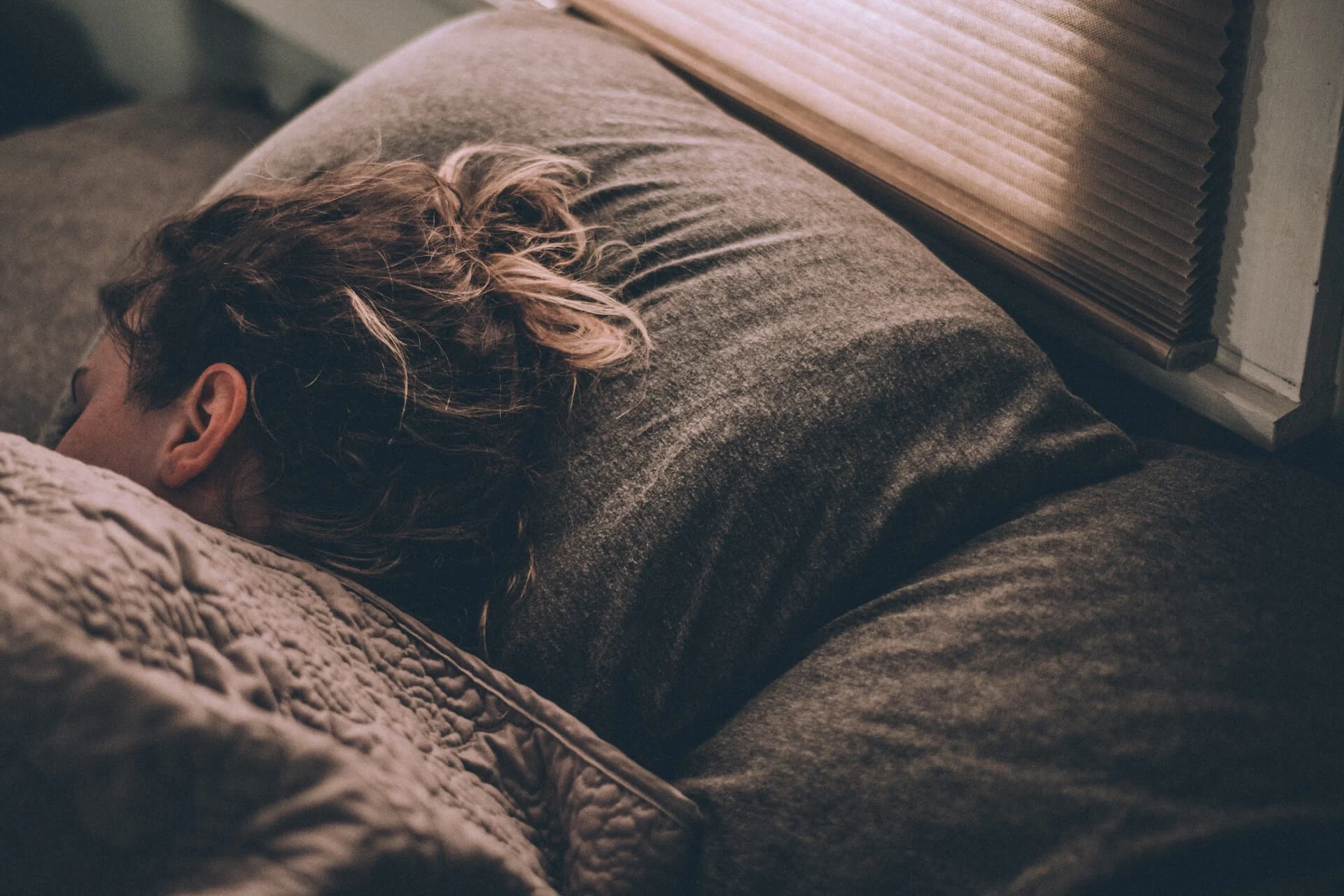 woman-sleeping-on-her-side-dreaming.webp