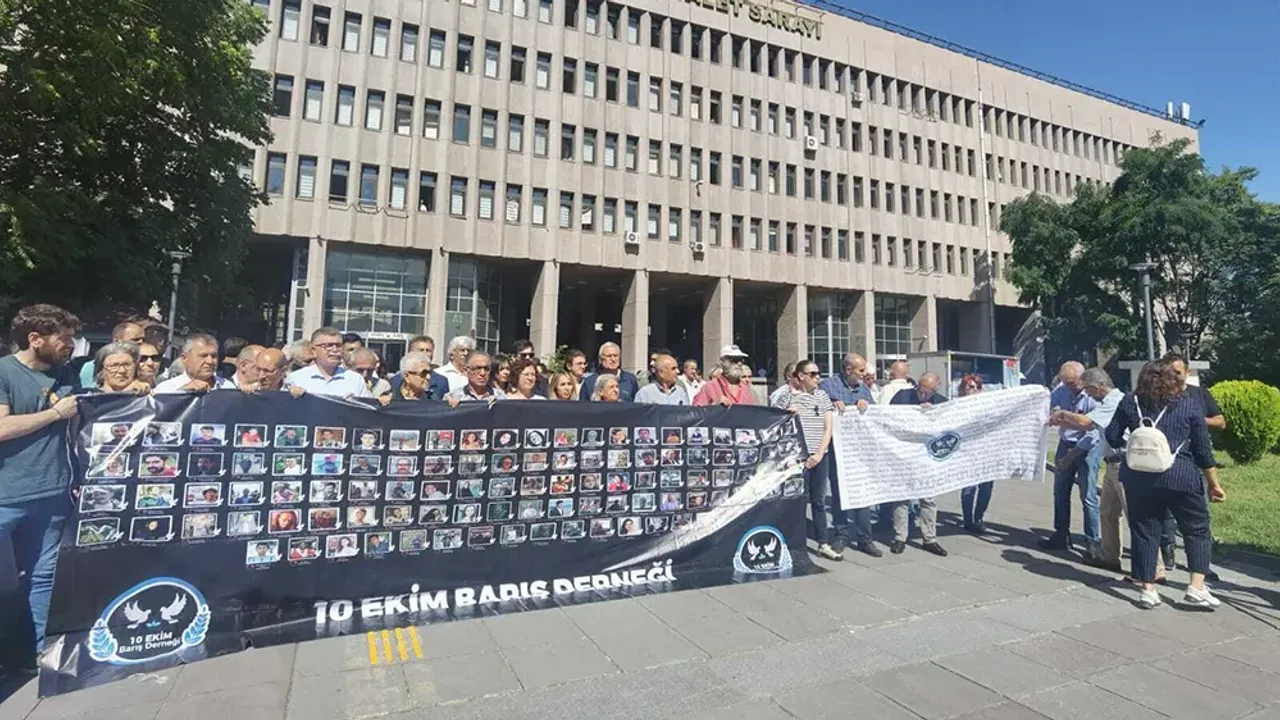 10-ekim-gar-katliami-davasi-avukatlar-cubbelerini-cikardi-adalet-istiyoruz.webp