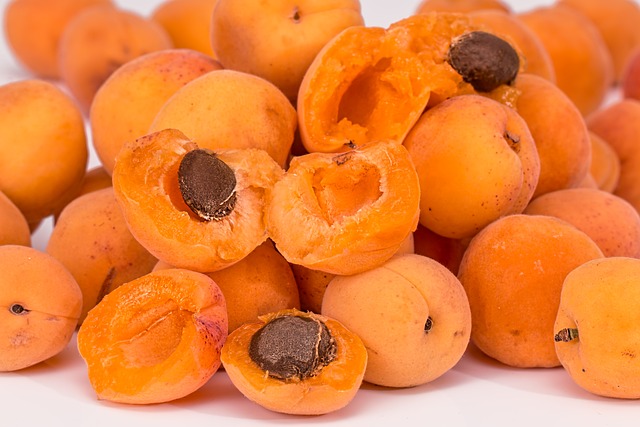 apricots-2994801-640.jpg