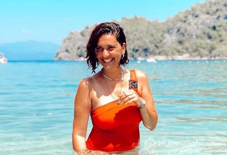 100169-berguzar-korel-in-bikinili-pozu-dikkat-cekti-64f18fd573663.jpg