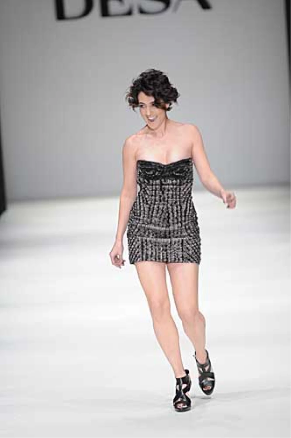 meltem-cumbul-podyumda-1904855-268-amp.jpg