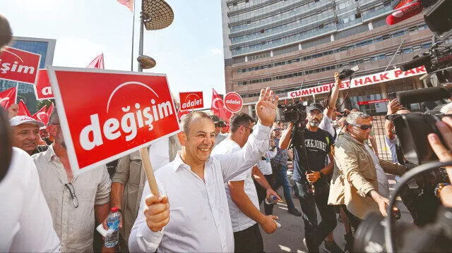 tanju-ozcan-kilicdarogluna-koltuk-firlatti.webp