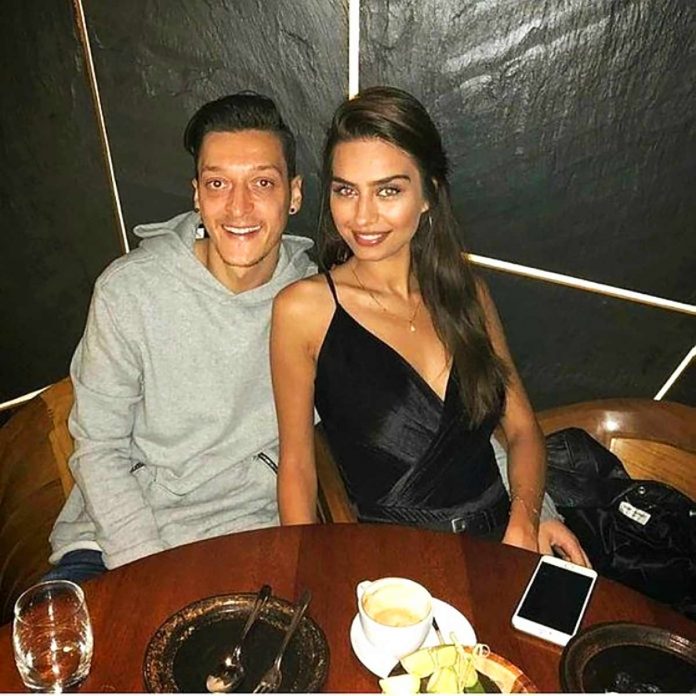 mesut-ozil-amine-gulse-ask-696x696.jpg